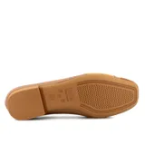 Zapato bajo color marrón, de cuero, con puntera redondeada y detalle de hebilla dorada.