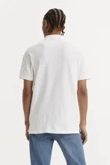 Chomba manga corta blanca de corte clásico, con cuello polo abotonado y logo de Levi's bordado en el pecho.