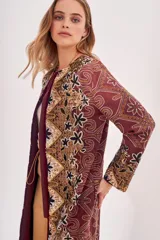 Saco largo con estampado floral en tonos borgoña, beige y negro.