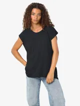 Camiseta negra de corte holgado, escote redondo y mangas cortas.