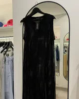 Vestido largo de color negro con diseño de tejido calado.