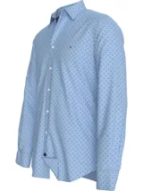 Camisa de manga larga para hombre, color celeste claro, con cuello con botones y puños abotonados. Presenta un microestampado repetitivo de cruces pequeñas en color azul oscuro.