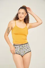 Conjunto de bikini estampado con flores y hojas en tonos celeste, turquesa, rosa y violeta. El corpiño es deportivo con breteles negros y la bombacha es de tiro alto con ribete negro.