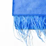 Bandolera azul con flecos en la parte inferior y cadena dorada.