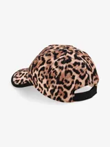 Gorra de béisbol con estampado animal print de leopardo y visera negra.