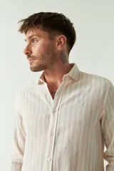 Camisa manga larga de lino y algodón a rayas verticales color beige y blanco, con logo bordado y fit semi slim.