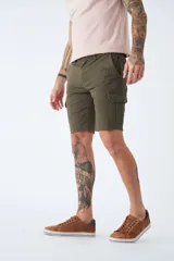 Bermuda cargo color beige con bolsillos laterales, logo bordado, cremallera, cierre y pasa cintos.