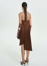 Vestido corto marrón sin tirantes con detalle drapeado y falda recta. Incluye guantes de tul marrón.
