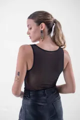 Body negro con encaje y transparencias, escote en V y sin mangas.