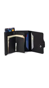 Tarjetero pequeño de símil cuero negro con sistema anti clonación, broche metálico y presilla. Posee compartimientos internos para tarjetas y un espacio central para billetes doblados.