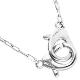 Collar plateado con cadena de eslabones rectangulares y cierre de mosquetón entrelazado grande.