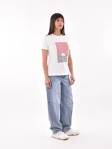 Remera blanca de algodón con estampado de cerezas rojas y texto "Mon Cheri".