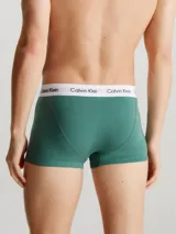 Boxer Calvin Klein color celeste con cintura elástica blanca con el logo de la marca en negro.