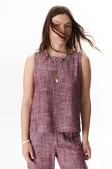 Musculosa celeste de lino con cuello redondo y corte recto.