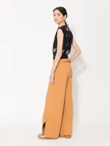 Pantalón de poplin 4way color azul marino, de corte wide leg, con lazo y elástico en la cintura, hebillas de enganche personalizados, presillas en la cintura, cierre a tono, gancho pantalonero, botón interno teñido a tono de tela, aberturas laterales inferiores, bolsillos laterales y bolsillos ojales en espalda.