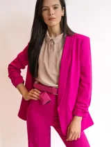 Blazer fucsia de corte recto y silueta relajada.