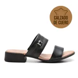 Sandalia casual de cuero marrón con dos tiras anchas sobre el empeine, una de ellas con hebilla dorada. Taco bajo y plantilla acolchada.