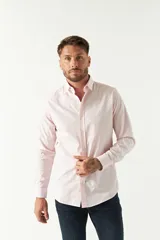 Camisa celeste a cuadros, de corte slim fit, manga larga y logo bordado. Confeccionada en 100% algodón.