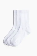 Pack de tres pares de medias deportivas blancas con caña acanalada, borde superior elástico, secciones de ventilación en malla, soporte de arco, talón y punta reforzados. Confeccionadas con tejido funcional DryMove™ que ayuda a absorber el sudor.