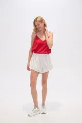 Short blanco con rayas verticales finas en color negro, cintura elastizada y volados en el ruedo.