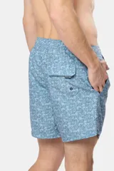 Short de baño azul con estampado de hojas, cintura elástica con cordón ajustable, dos bolsillos laterales y suspensor de malla fina.
