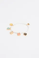 Pulsera de perlas con charms dorados en forma de corazón con detalles de esmalte de colores y logo grabado.