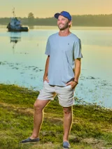 Remera gris de algodón con cuello redondo y manga corta.