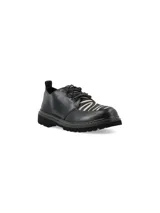 Zapato acordonado de cuero negro con aplique de estampado animal en la parte delantera y suela track.