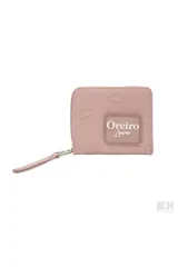 Billetera rosa de cuero sintético con cierre de cremallera y tira de agarre. Diseño con textura de labios grabados y logo de la marca en el frente.