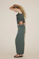 Pantalón bombacho color marrón de felpa de algodón, con cintura elástica, tiro alto, bolsillos laterales y puños elásticos en los tobillos.