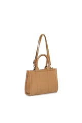 Cartera tipo tote de cuero sintético color tostado, con doble asa corta y correa larga desmontable. Diseño con texto grabado "Think Positive Trendy".