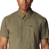 Camisa manga corta color verde oliva, con cuello clásico, cierre frontal con botones, dos bolsillos frontales con cierre de botón y ventilación en la espalda. Marca Columbia.