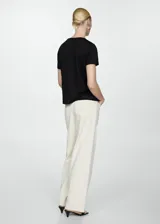 Camiseta negra de lino con cuello en V y mangas cortas.