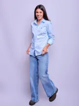 Camisa entallada de manga larga color rosa claro, con cuello clásico y cierre frontal con botones.