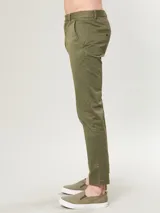 Pantalón chino gris de corte slim fit.