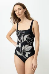 Malla enteriza negra con breteles anchos y estampado floral bordado en blanco y gris.