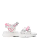 Sandalia plateada con detalles en rosa, con ajuste de velcro y suela blanca.