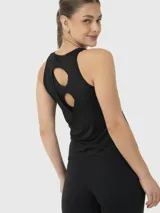 Musculosa deportiva negra con espalda descubierta y logo pequeño en el frente.