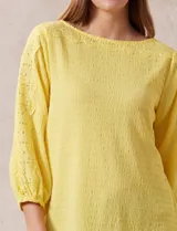 Blusa blanca texturada marca Ruby Rd, con escote redondo y mangas 3/4 con puño elastizado y apliques de broderie. Confeccionada en poliéster y elastano.