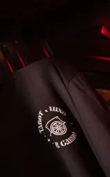 Remera negra de manga corta con cuello redondo y calce oversize. Estampa en sublimación con diseño de la carta del tarot 'El Carro'.