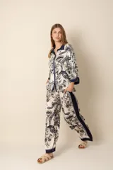 Pantalón palazzo estampado en tonos blanco y negro con detalles en azul marino.