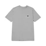 Remera celeste de algodón con bolsillo en el pecho izquierdo y logo de CAT bordado en negro. Corte clásico y mangas cortas.