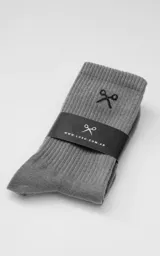 Medias 3/4 color gris de algodón con logo de tijera bordado en negro.