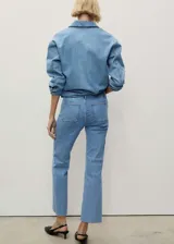 Pantalón de jean celeste de tiro medio, corte recto y terminación desflecada.