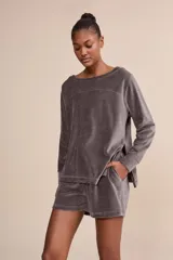 Short gris de tejido frosty con textura plush, cintura media con ajuste mediante amarre y bolsillos laterales funcionales.