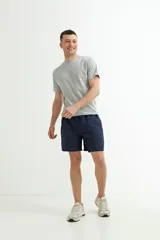 Short de baño de secado rápido color verde grisáceo, con cintura elástica y cordón ajustable.