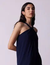 Vestido corto azul marino de seda fría con escote halter entrelazado y abertura en forma de ojal.