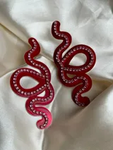 Aros colgantes con forma de serpiente azul contorneada con strass plateado.