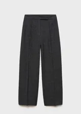 Pantalón de vestir gris con estampado a cuadros, tiro alto, corte recto, bolsillos laterales y cierre frontal con botón, gancho y cremallera.