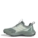 Championes de trekking Adidas Terrex Tracefinder 2 W, color verde grisáceo con detalles en gris claro y cordones en tono lavanda. Presentan una suela robusta y tecnología Lightmotion.